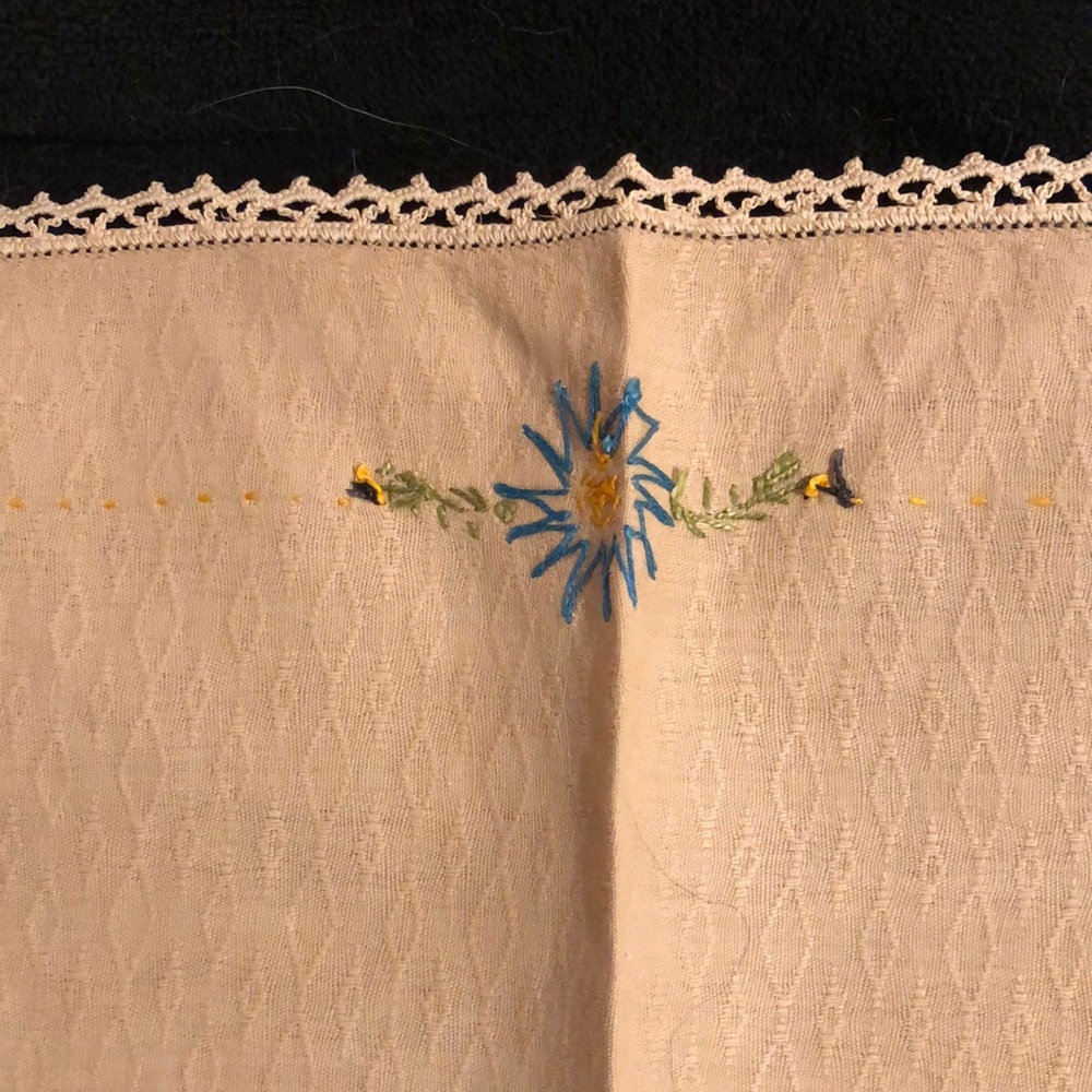 Embroidered table runner - Picture 3 of 3
